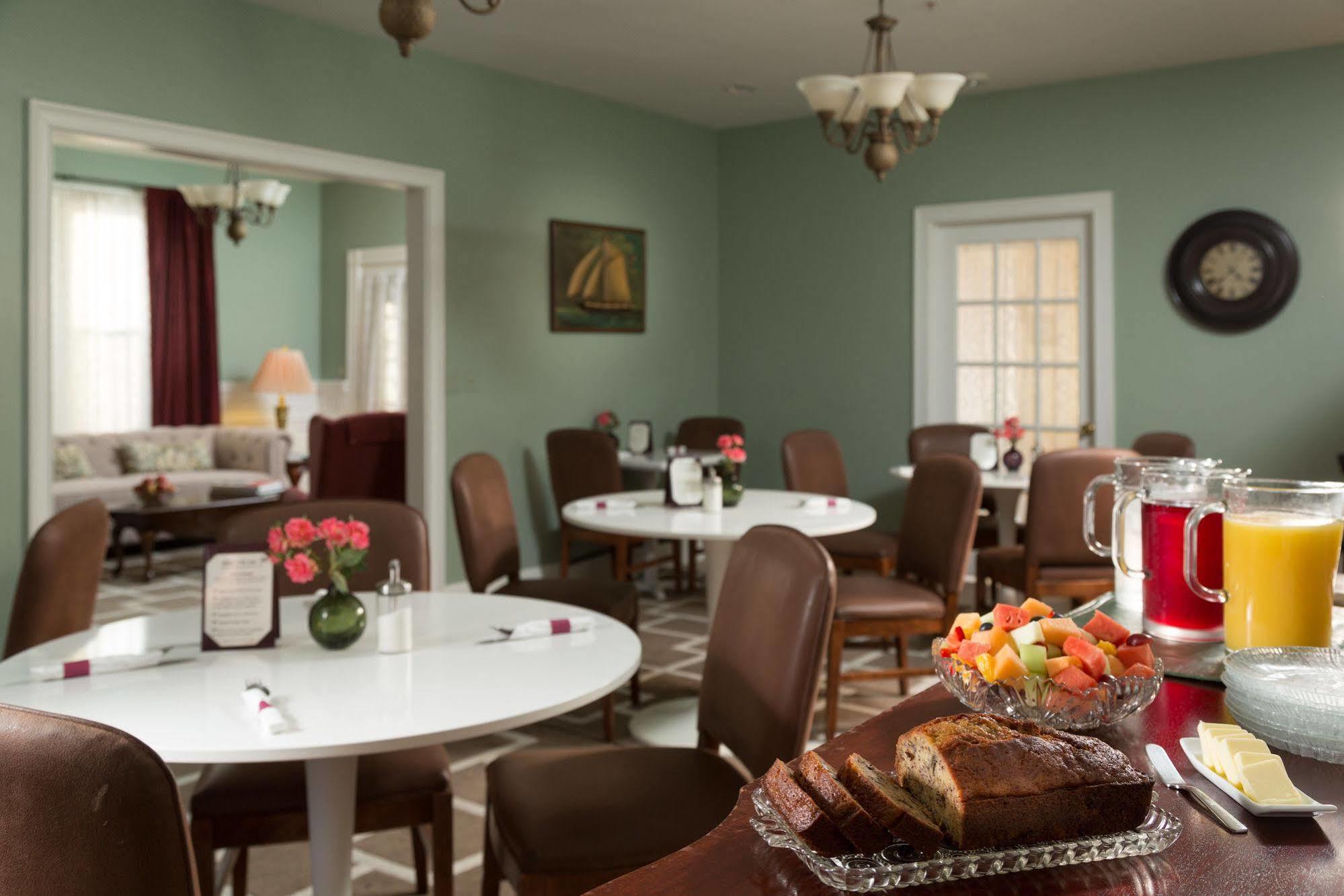 Beech Tree Inn And Cottage 뉴포트 외부 사진